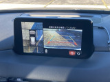 狭い場所での駐車やすれ違いなどでより的確な運転操作に役立つ360&deg;ビューモニターが装備されています。