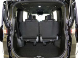 3列目シートは跳ね上げ式で折りたたみ可能です。キャンプ用品など大きな荷物もばっちり収納可能です!