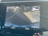 【バックカメラ】運転が苦手な方も車庫入れラクラク。ギアをリバースに入れれば自動的に切り換わりますので、面倒な操作は不要です。狭い駐車場も大切なお車を傷つけず安心です。