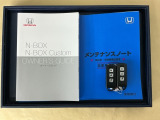 メンテナンスノート【点検整備記録簿・保証書】、取説も揃ってます。スマートキーはバッグなどにしまったままボタン操作でエンジン始動・停止やハイブリッドシステムの起動や停止ができて大変便利です
