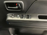 【運転席ドアスイッチ回り】パワーウィンドー[ロック機構]・電動格納式リモコンドアミラースイッチがまとまっているので操作しやすいです。