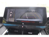 前後左右のカメラの映像を合成し、車を上から見たような視点のパノラミックビューモニター。後方の死角だけでなく左右や前方の障害物の発見もしやすくなります。