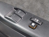 運転席からも操作可能な前席パワーウィンドウが装備されています。