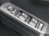 運転席からも操作可能な全席パワーウィンドウが装備されています。