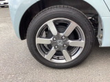 純正アルミホイールです。足元が引き立つので、車全体のイメージがアップしますよ!