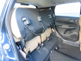 リアシートの座面をはねあげれば、横倒し出来ない背の高い荷物も載せられます。多彩なシートアレンジ!