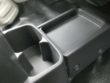 センターコンソール部にあるドリンクホルダー♪高さも丁度よく走行中でも楽々☆