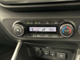 オートエアコンは温度を設定するだけで、自動で風量などを設定してくれます。運転しながら操作も必要ないので、安全性も向上します。