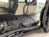 シートアレンジで車中泊仕様にも早変わり!!レバー操作だけで簡単です。マルチボードを使えば2人での車中泊も可能です!マルチボードは純正アクセサリーで別途販売可能。詳しくわスタッフまで。