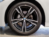 BMW純正アルミホイールです。納車時にはアルミホイールコーティングも承っております!是非ご検討下さいませ。