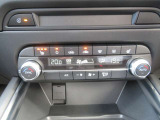 運転席にはハンドルヒーターとシートヒーター。助手席にもシートヒータ―が装備されています。エアコンもシートヒータ―も運転席と助手席で独立しているので、それぞれ違う温度に設定できます。