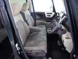 フロントシートはベンチシートです、運転席と助手席の移動が簡単です。 また運転席シートの高さも調整できます。