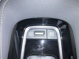 充電用USB端子付き。スマートフォンなどの充電に便利です。