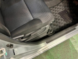 痛みの出やすい運転席シートの角、フロアマット、座面、ともに良好です