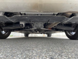 気になる中古車の下廻り。もちろん、納車時には整備スタッフによる点検を実施致しますので安心してご購入いただけます。ご希望があれば下廻りの錆止め施工も承ります。クリアでの施工なので、純正のままの姿で防