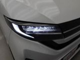 LEDヘッドランプ。白く明るい光でなおかつ低消費電力。クリアランスランプがスタイリッシュなラインを描きます。