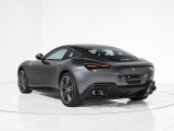 外装色には、金属的な深みと硬質な輝きを持つ人気のダークグレー「Grigio Silverstone」を採用しています。