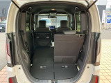 長い荷物も、大きい荷物も。シーンに合わせた、多彩なシートアレンジ。ワンアクションで後席を倒せば、さらに大容量の荷室に♪