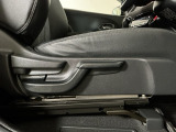 【前席】運転席にはシート高を調整できるハイトアジャスターが装備され、幅広いシートポジションの設定が可能になっております♪