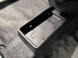 ティッシュ箱もぴったり収まるセンターフロアトレイ