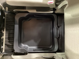 靴や大きめの荷物などもスマートに収納できる便利な引き出し式の収納ボックスです。車外から見えない隠し収納として、また汚れが気になりやすいアイテムの保管にも重宝します!
