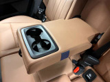 センターコンソールの前方に2個並んで配置されているのが特徴です。MINIのアイコンである「丸」のモチーフが落とし込まれており、手の届きやすい位置で使いやすいです。