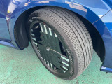タイヤサイズは205/50R17 純正アルミホイールが足元をかっこよく引き締めます