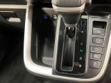 携帯電話や小物などを入れておくことができるホルダー付きです。