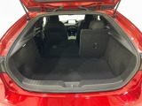 リヤシ-トを倒すとトランクル-ムから床がフラットになりますので、大きく丈の長い荷物も収納できます。
