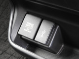 ★USBジャック★USBポートを装備しており、スマートフォンやタブレットの充電、音楽再生などに対応。★アクセサリーソケット★12V対応の車載アクセサリーをご利用いただけます!
