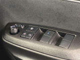 格納式リモコンドアミラーと、パワーウィンドウマスタースイッチです。車内の換気も運転席から簡単に行えます。