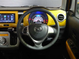 【運転席インテリアデザイン】左右対称のインテリアデザインでドライバーを包み込み運転に集中できるように設計されています。