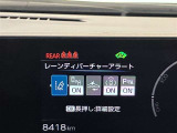 レーンディパーチャーアラートとは車線または走路からの逸脱の可能性を警告すると共に、車線または走路からの逸脱を避けるためのハンドル操作の一部を支援する機能です。詳細は販売店スタッフまでおたずねください。