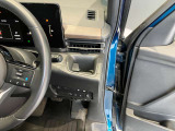運転席側前部にドリンクホルダーあります♪運転中でも手が届きやすい位置にあって使い易いです♪