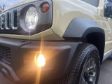 【LEDヘッドライト】悪天候や夜間走行時も良好な視界を確保し安心して運転できる高輝度LEDヘッドライトを装備!点灯速度が早く、消費電力も抑えられています。