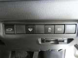 オートマチックハイビーム装備です。先行車や対向車のライトを認識し、ハイビームとロービームを自動で切り替える機能です。夜道の視界を確保します。詳細は販売店スタッフまでおたずねください。