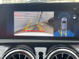 【バックカメラ】リバースに連動して車両後方の映像をディスプレイに表示します。歪みの少ないカメラと、鮮明な画像で後退時の運転操作をサポートします。