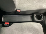 運転席からも助手席からも自由に使えるドリンクホルダー付。【センターロングコンソールトレー】ちょっとした小物を置くのに便利です。