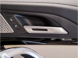 BMWの分厚いドアは、もしもの時にも搭乗者を守ってくれます。