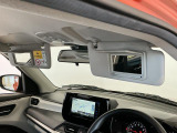 【サンバイザー】車内で身だしなみを整えるためのバニティミラーがセット。お化粧直しや髪型のチェックに活用できます。