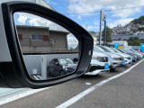 ブラインドスポットディテクション(後方死角検知機能)。後方側面の死角に車両を検知した際、方向指示器を操作すると警告灯が点滅し注意を促します。