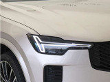 ボルボを象徴する「トールハンマー」デザインのT字型LEDヘッドライト。マトリックスLED技術により、遠くまでしっかりと照らしながら、周囲の状況に合わせてスムーズに配光をコントロールします。
