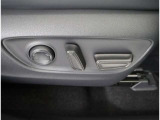 パワーシート搭載。微妙な調整が手軽にでき、お客様にピッタリのポジションで運転することが可能です。