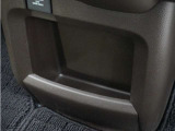 ◆センターロアボックス◆インパネ中央の下部には、ごみ箱としても使用する事ができるセンターロアボックスを装備しております。
