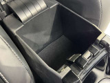 アームレスト下には、大容量のコンソールボックスを確保。身の回りの小物をすっきりと収納でき、車内をきれいに保てます。