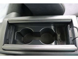 使い勝手の良いセンター部のカップホルダー!よく使う場所にあると便利ですよね。