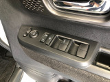 【窓操作部分】運転席のスイッチでは、すべてのウィンドーの開閉操作を行うことができます。