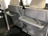 運転席・助手席の背もたれには、2列目シート用にカップホルダー付きの「格納式のシートバックテーブル」を装備しています。休憩時のちょっとした時間などカップを置いたり、小物置きに使えて便利です。