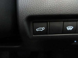 ボタンを押すだけでリアゲートが自動で開閉します!荷物を持っている時や、高い位置にあるバックドアを閉める際に便利な機能です♪