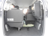 ★荷物スペース★片側だけを上げていただいて、ベビーカーを畳まずにスッポリと載せていただけますよ!